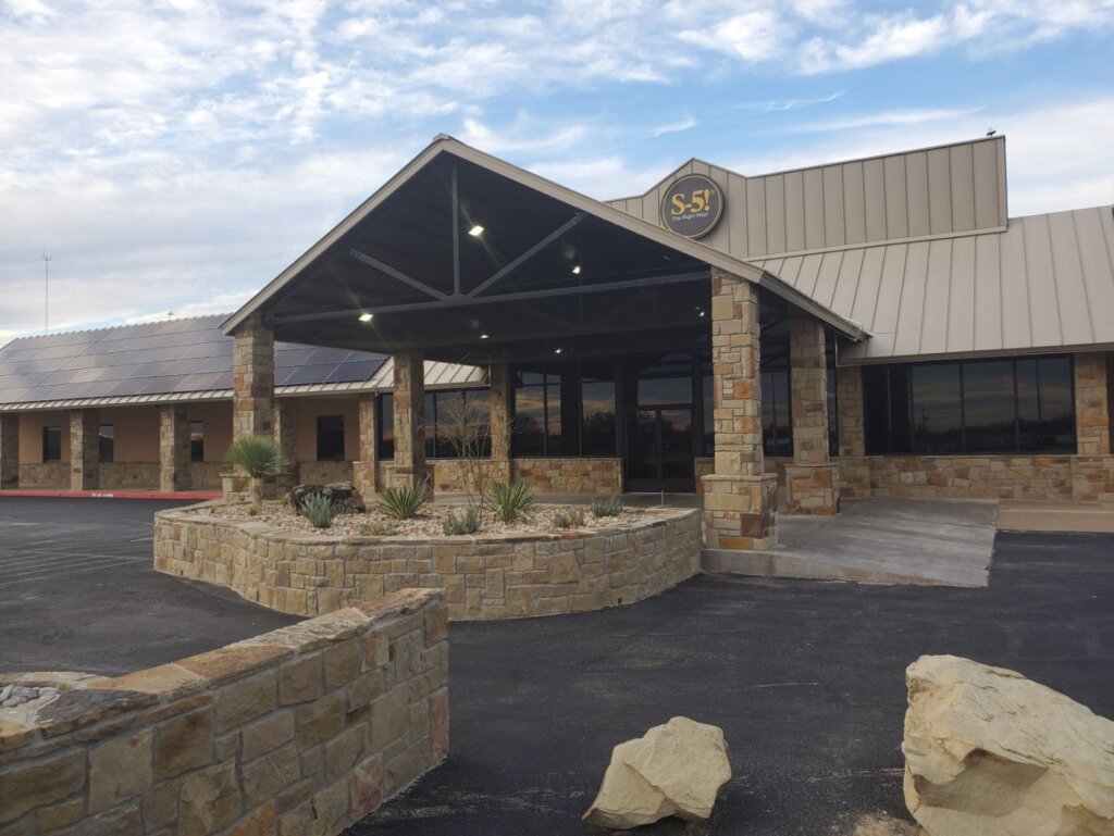 Planta de manufactura de S-5! en Texas con techo metálico de junta alzada y paneles solares.