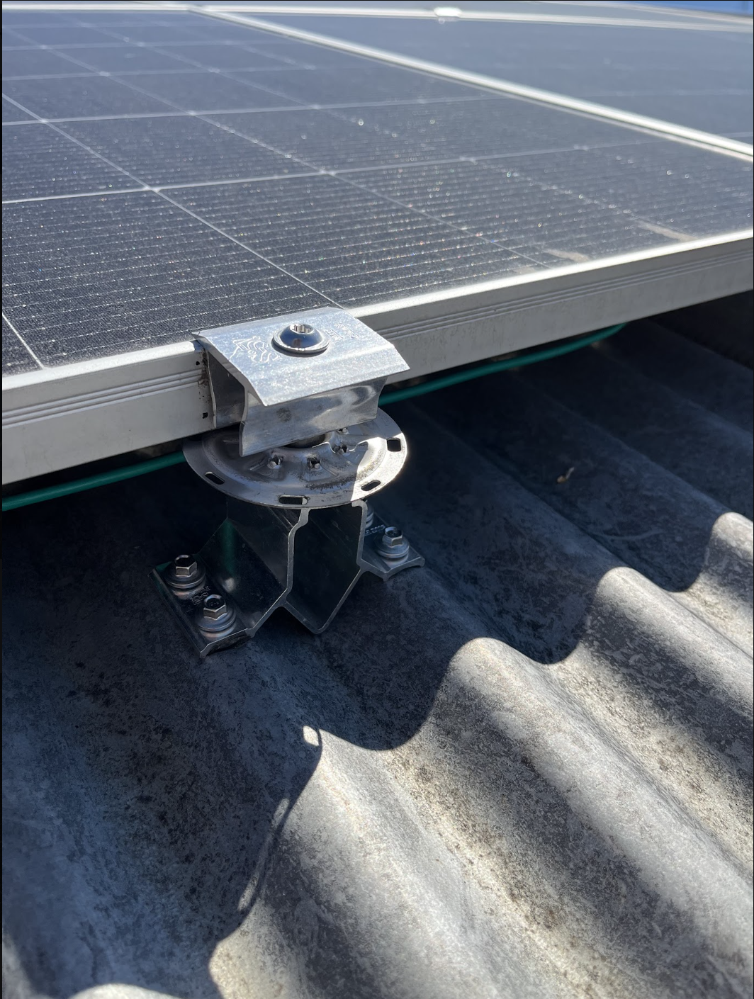 Exploded view of a Facet Mount solar attachment showing the front cover, sealing ring, and mounting base, illustrating a watertight solar roof mounting system for photovoltaic installations. Visible text: “Cubierta Frontal,” “Anillo de sellado,” and “Facet Mount.”